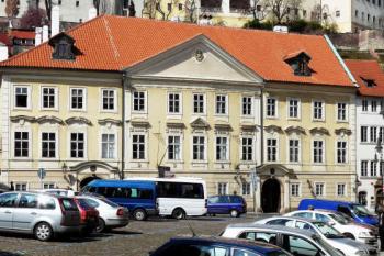 Hlavní průčelí ( © Jan Sommer 04/2008)