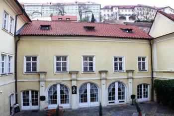 Severozápadní strana nádvoří s arkádami bývalé kočárovny (© Jan Sommer, 04/2008)
