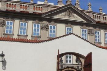 Pohled ze severního nádvoří Valdštejnského paláce (© Jan Sommer, 04/2008)