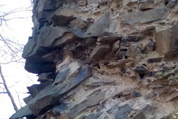 Klenba vstupu z nádvoří do paláce u zadního hradu (© Dušan Dohňanský 04/2020)