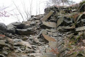 zachovaný líc pravoúhlého nároží na vnitřní straně štítové zdi zadního hradu ( © Jan P. Štěpánek 11/2009)