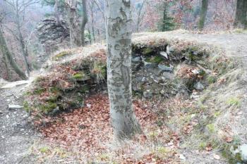 oválná deprese ve hmotě čelní štítové zdi zadního hradu ( © Jan P. Štěpánek 11/2009)