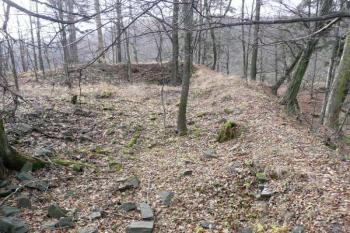 jižní část západní fronty předního hradu ( © Jan P. Štěpánek 12/2009)
