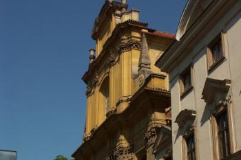 průčelí kostela do Nerudovy ulice ( © Milan Caha 07/2008)