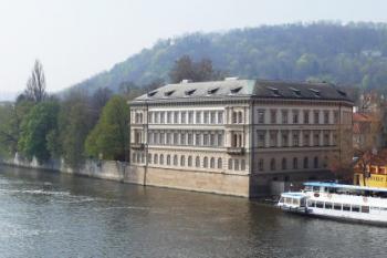 Panoráma vltavského nábřeží Kampy z Karlova mostu. (© Jan Sommer, 04/2008)