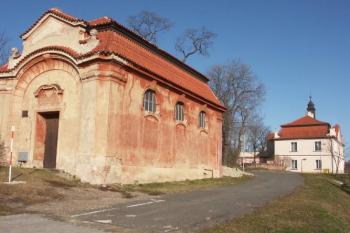 kaple, v pozadí zámeček Rokoska ( © Milan Caha 04/2008)