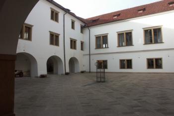 nádvoří ( © Milan Caha 02/2008)