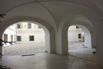 podloubí na nádvoří ( © Milan Caha 02/2008)