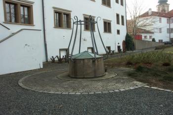 studna v zahradě ( © Milan Caha 02/2008)