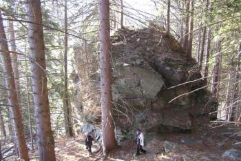 Čelo předního skaliska nesoucí věž přes přirozený příkop od severovýchodu ( © Jan P. Štěpánek 12/2006)