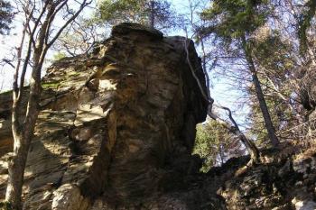 Panoramatický pohled na oba skalní suky rozdělené výraznou prolukou. ( © Jan P. Štěpánek 12/2006)