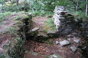Spodek hranolové věže ( © Roman Řezáč 08/2003)