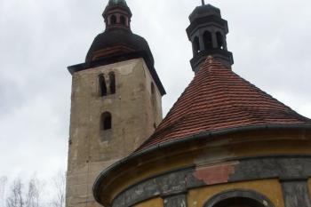 románská věž a barokní presbytář ( © Milan Caha 04/2008)