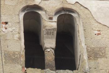 sdružené románské okno věže s datem opravy ( © Milan Caha 04/2008)