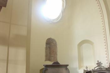 románská apsida - dnes boční kaple se zazděným okénkem ( © Milan Caha 04/2008)