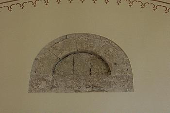 románské okénko - původně z panské tribuny ( © Milan Caha 04/2008)