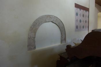 románský stavební prvek v západní stěně ( © Milan Caha 04/2008)