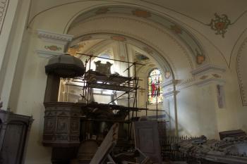 barokní presbytář a pozdně renesanční kazatelna ( © Milan Caha 04/2008)