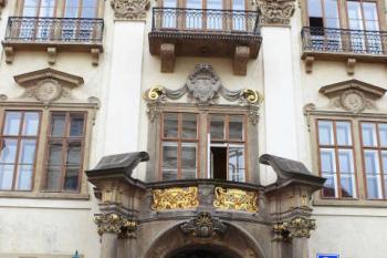 Střední část vstupního průčelí s portálem (© Jan Sommer, 04/2008)