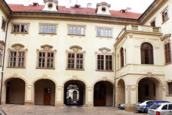 Severní strana hlavního nádvoří (© Jan Sommer, 04/2008)
