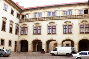 Jižní strana hlavního nádvoří (© Jan Sommer, 04/2008)