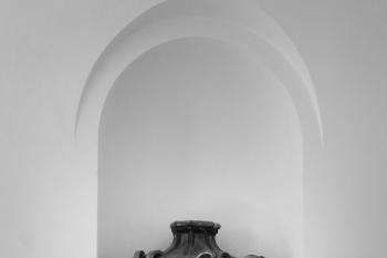 váza v průjezdu (© Václav Kapr, 06/2011)