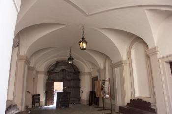 barokní klenba průjezdu jižního křídla ( © Milan Caha 04/2008)