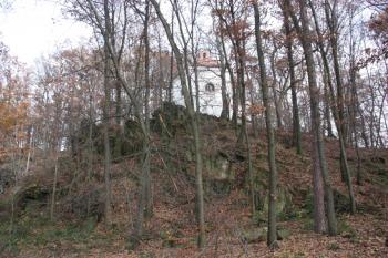 Skála s kaplí od západu ( © Ivan Grisa 11/2009)