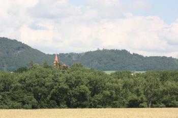 Kostel ze silnice Ronov nad Doubravou - Kněžice, v pozadí zřícenina hradu Lichnice ( © Ivan Grisa 07/2011)