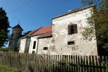 jižní část východního křídla s vystupujícími staršími objekty tvrze ( © Jan P. Štěpánek 09/2011)