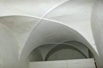 valená klenba se styčnými výsečemi v interiéru severního křídla zámku ( © Jan P. Štěpánek 09/2011)