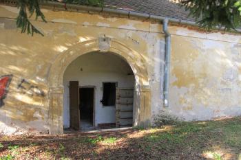 portál ve vnitřním nádvoří (© D Dohňanský, 07/2017)