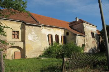 vých. strana zámku (© D Dohňanský, 07/2017)
