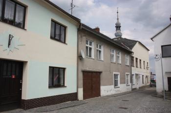 Radnice zezadu (od severozápadu) ( © Ivan Grisa 06/2010)
