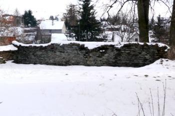 zachovalý krátký úsek někdejší hradby ( © Jan P. Štěpánek 03/2008)