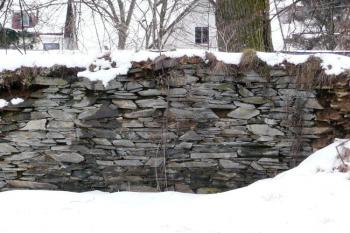 detail krátkého úseku kamenné rýmařovské hradby ( © Jan P. Štěpánek 03/2008)