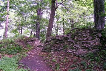 zbytky hradeb (© Stanislav Drda 07/2004)