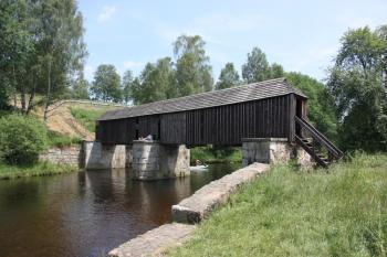 Návodní strana mostu z pravého břehu Vltavy ( © Ivan Grisa 07/2010)