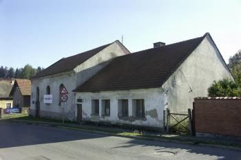 synagoga s domkem školy a bytu učitele ( © Milan Caha 09/2007)