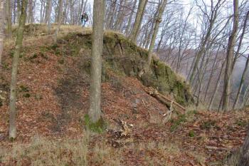Druhý příkop před jádrem, vylámaný ve skále ( © Roman Řezáč 12/2004)