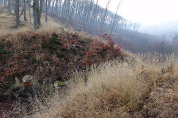 První, poměrně úzký příkop ( © Roman Řezáč 12/2004)