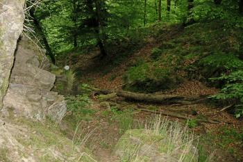 hradní příkop,z části vytesaný do skály (©  , 05/2014 Dohňanský D.)
