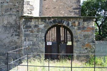 Vchod na bývalý hřbitov (© Ivan Grisa, 06/2008)