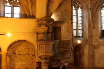 Kazatelna a severní stěna presbytáře z jižní tribuny ( © Ivan Grisa 11/2009)