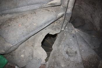 Věž: horní část točitého schodiště s otvorem pro provaz ke zvonu ( © Ivan Grisa 11/2009)