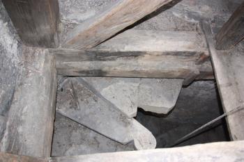 Věž: horní část točitého schodiště s otvorem pro provaz ke zvonu ( © Ivan Grisa 11/2009)