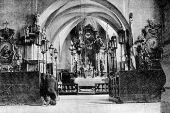interiér kostela na počátku 20. století (© Antonín Podlaha: Posvátná místa království Českého; Díl 3., Vikariáty: Kralovický, Vlašimský a Zbraslavský, Dědictví sv. Jana Nepomuckého, Praha 1909)