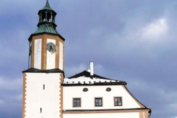 západní průčelí radnice s věží ( © Jan P. Štěpánek 03/2008)