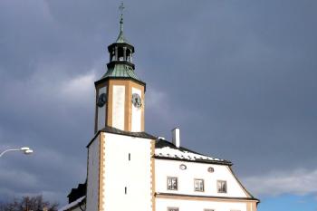 pohled na západní průčelí radnice ( © Jan P. Štěpánek 03/2008)