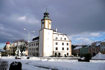 rýmařovská radnice ve středu náměstí Míru od severozápadu ( © Jan P. Štěpánek 03/2008)